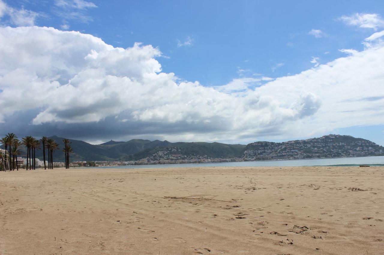 Beautiful Apartment In Front Of Beach, Pool, View Roses Buitenkant foto