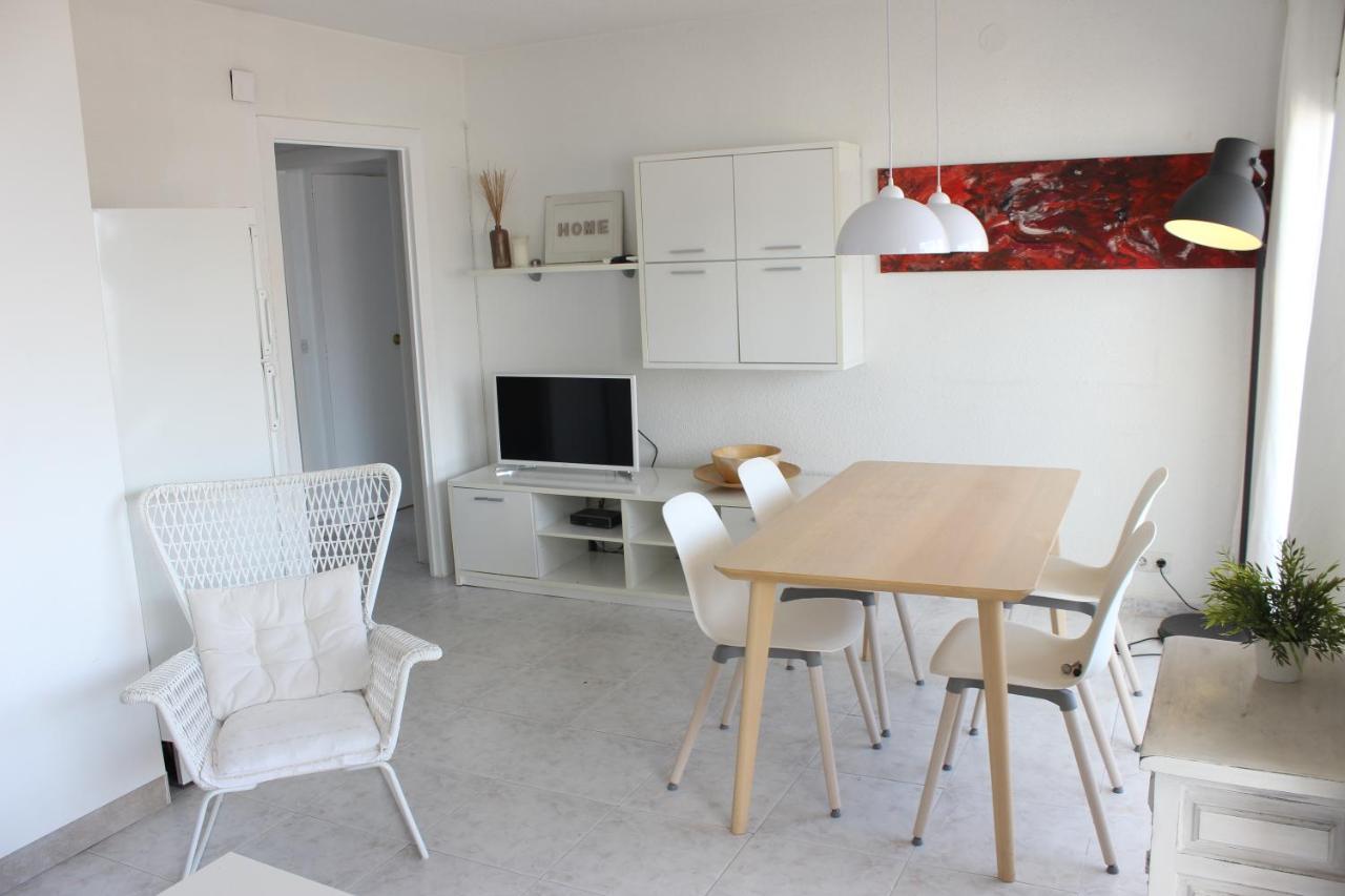 Beautiful Apartment In Front Of Beach, Pool, View Roses Buitenkant foto