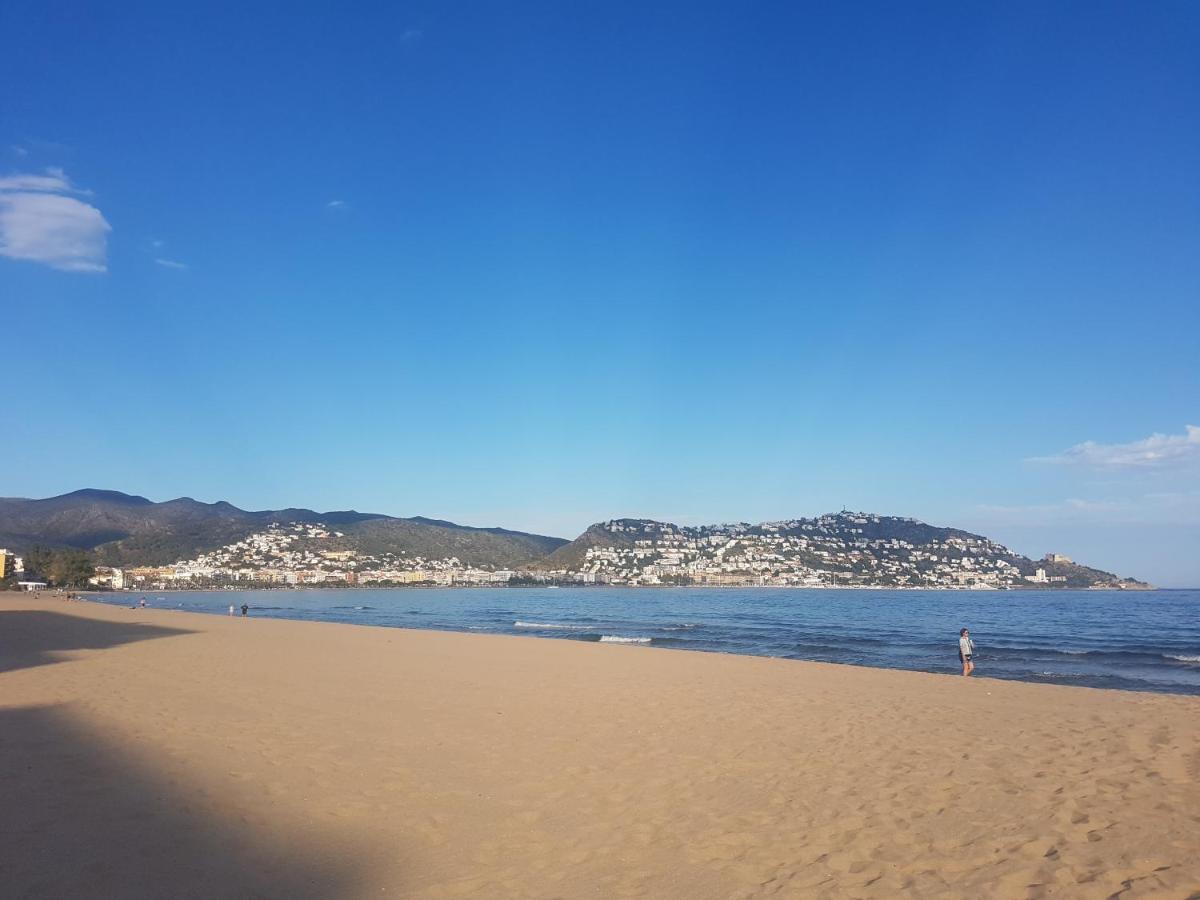 Beautiful Apartment In Front Of Beach, Pool, View Roses Buitenkant foto