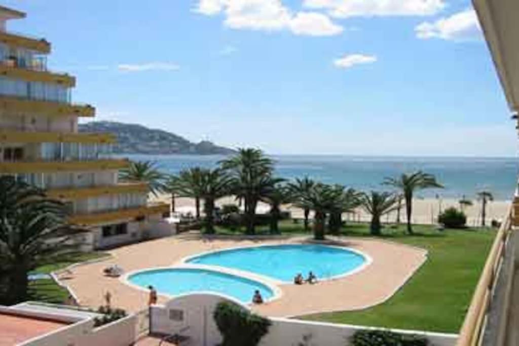 Beautiful Apartment In Front Of Beach, Pool, View Roses Buitenkant foto